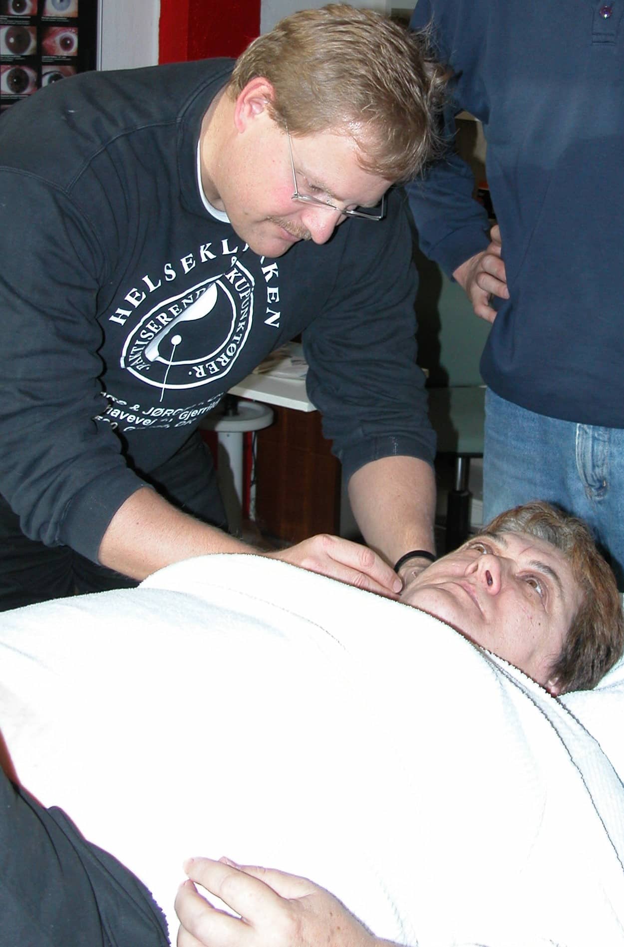 øreakupunktur - Jørgen behandler en patient